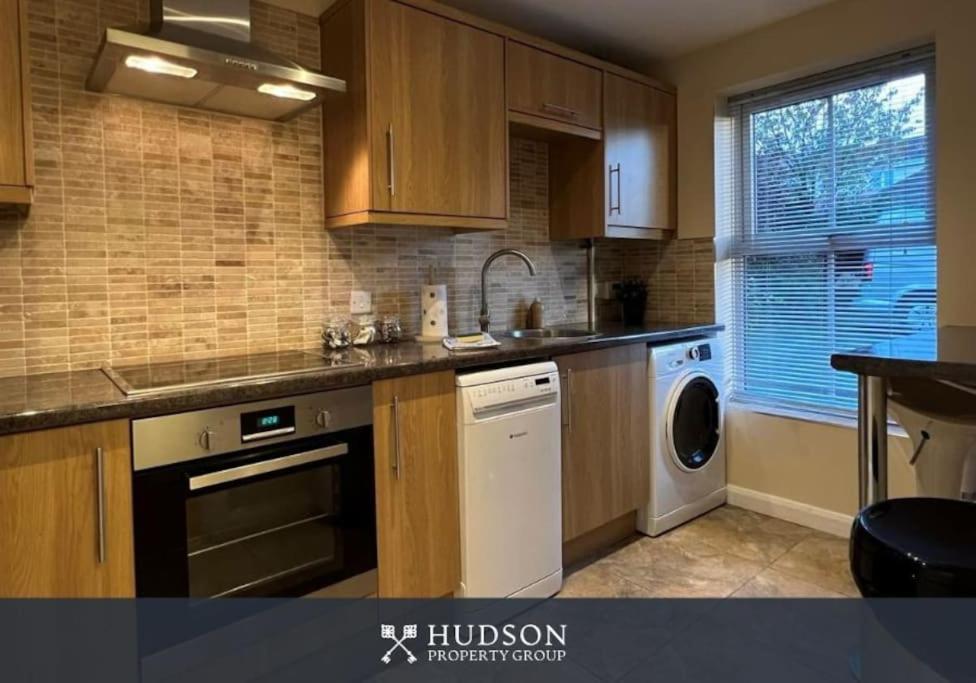 Telford Townhouse With Parking And Garden 빌라 외부 사진