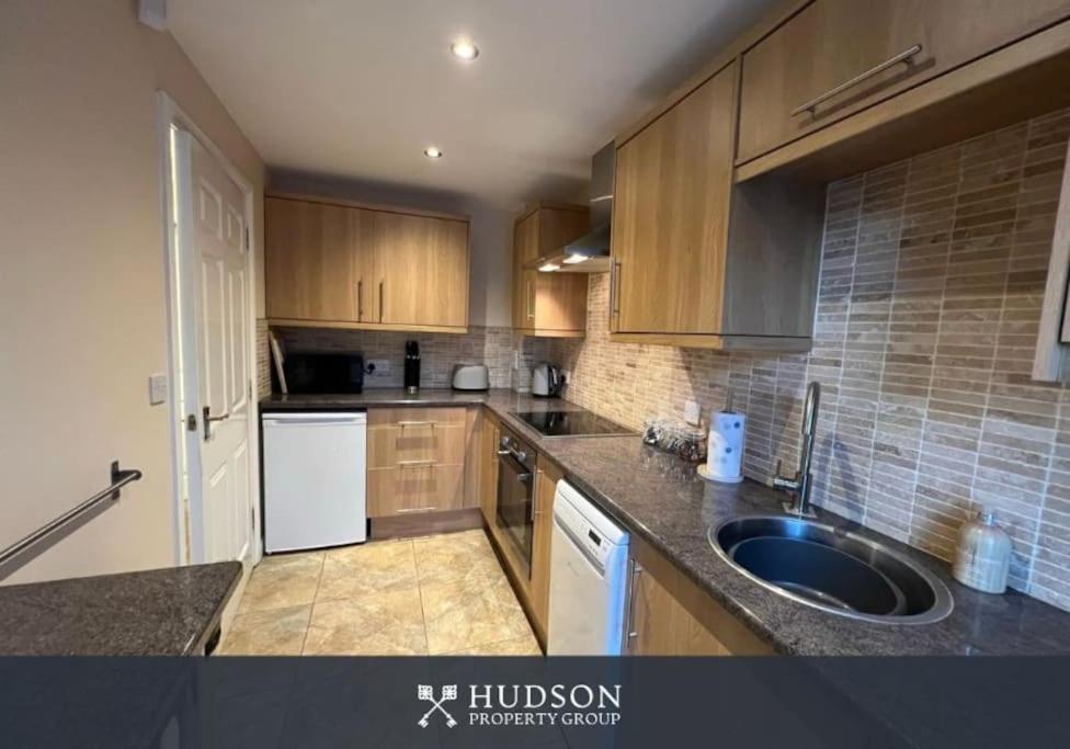 Telford Townhouse With Parking And Garden 빌라 외부 사진